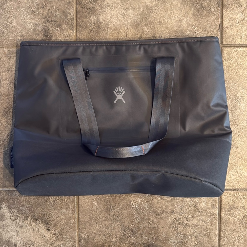 Black Hydroflask insulated tote.